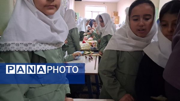 بازارچه مادر دختری با دست‌سازه‌های دانش‌آموزی 