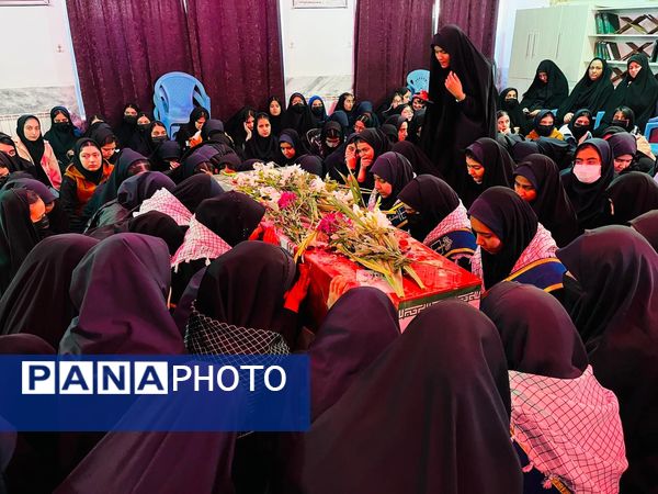استقبال دانش‌آموزان‌ دبیرستان شاهد ریحانه‌النبی گناباد از پیکر مطهر شهید گمنام