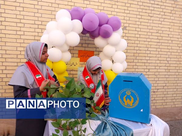 مهربانی در قاب مدرسه؛ برگزاری جشن عاطفه ها در دبستان شهید صدوقی یزد