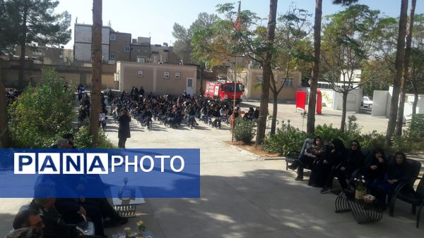 هفته پدافند غیر عامل در دبیرستان دخترانه حضرت زینب (س)کاشمر