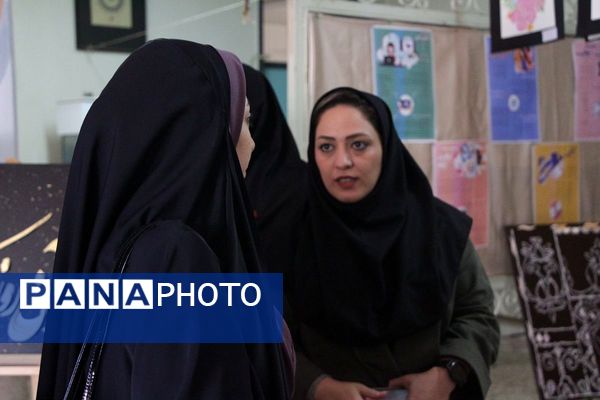 جشنواره هفته مشاغل در هنرستان تقوی پیشگان بهارستان۲