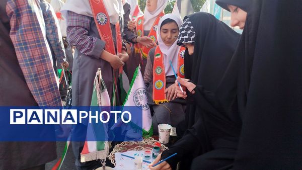 غرفه نسل افتخار سازمان دانش‌آموزی استان آذربایجان شرقی در راهپیمایی ۱۳‌ آبان