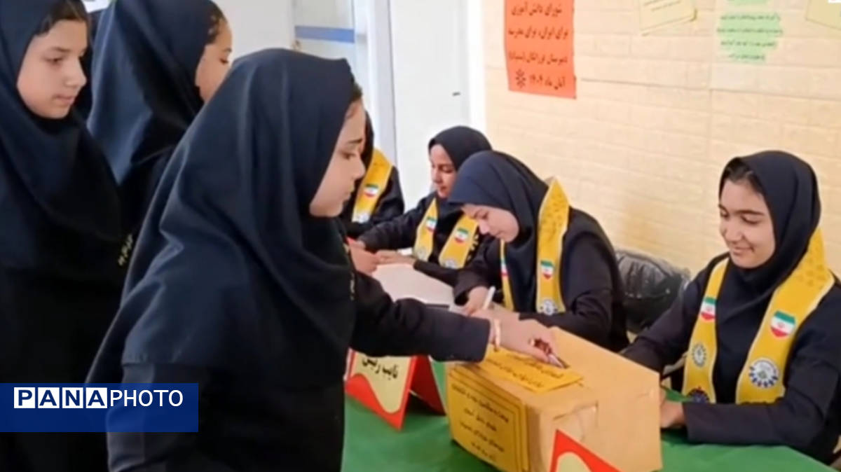 آیین برگزاری انتخابات شورای دانش آموزی در دبیرستان فرزانگان