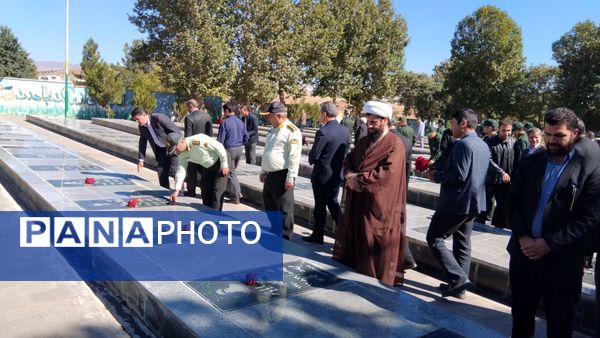 گلباران مزار شهدای اهر به‌مناسبت آغاز هفته دفاع مقدس