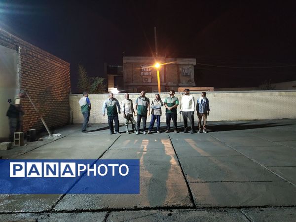 بهسازی کف مدارس خاکی رودان با همت خیرین و گروه‌های جهادی