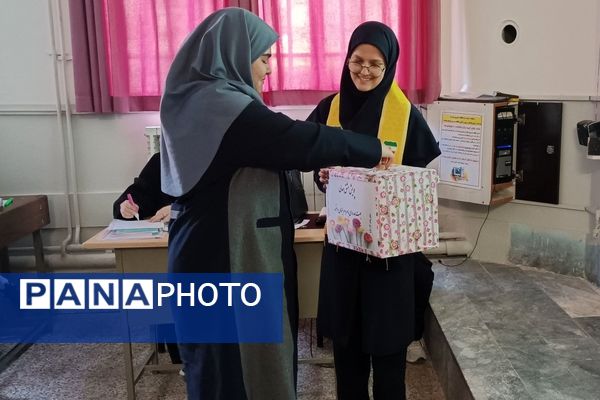 پویش مشق همدلی در دبیرستان شاهد شهید حمامی ناحیه ۶ مشهد