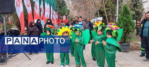 مراسم روز درختکاری در تالار هنر اصفهان با حضور مدیران شهری شهرداری اصفهان