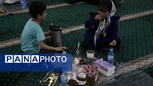 محفل قرآنی خانوادگی و افطاری ساده در مصلی خاتم‌الانبیا زنجان