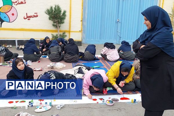 نمایشگاه دست سازه‌های دانش‌آموزان مدرسه شهید شرافت بهارستان‌دو