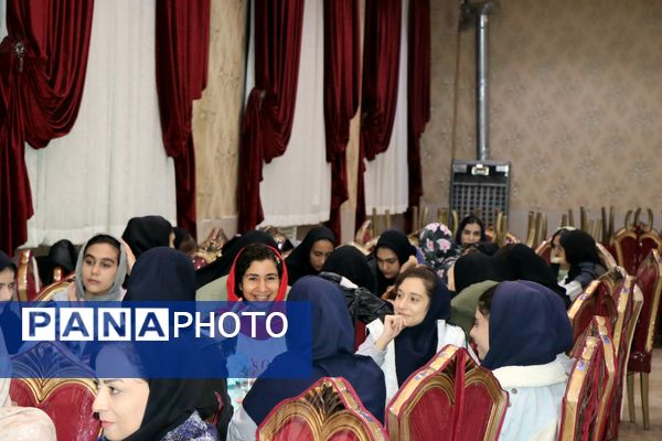 جشن فارغ‌التحصیلی دانش‌آموزان دختر بروجنی