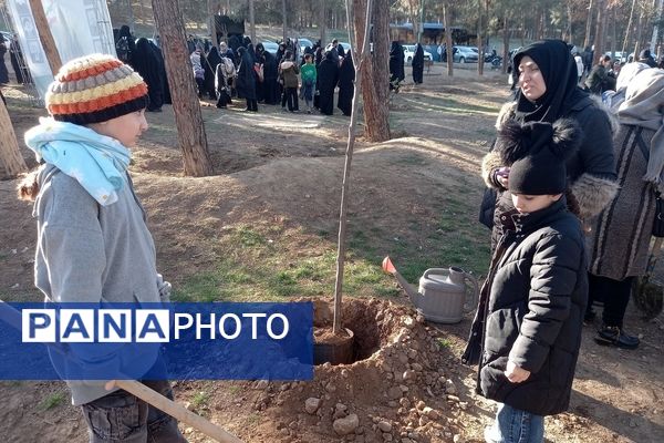 کاشت ۱۰۰۰ نهال به یاد شهدای مقاومت و شهدای مدافع حرم در بوستان جنگلی سرخه حصار