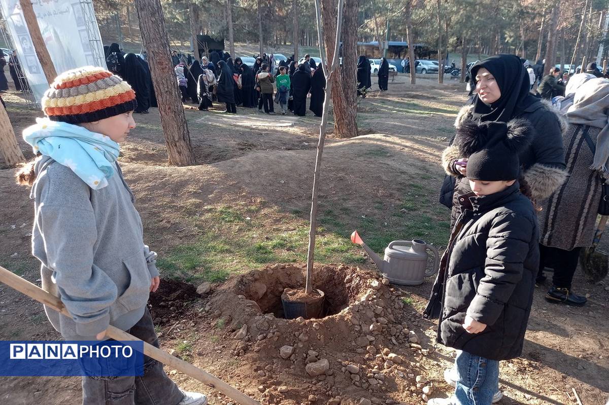 کاشت ۱۰۰۰ نهال به یاد شهدای مقاومت و شهدای مدافع حرم در بوستان جنگلی سرخه حصار