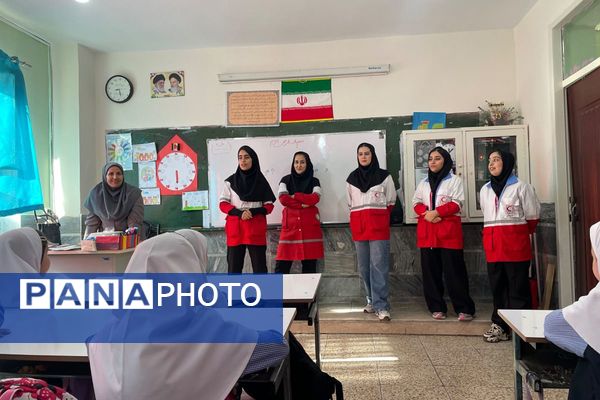 مانور تخلیه اضطراری و آمادگی برای لحظات بحرانی در مدرسه معراج بهارستان‌دو