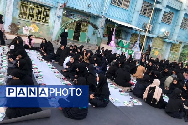 برگزاری مراسم افطار و طعام در دبیرستان فتح المبین ناحیه دو شهرری 