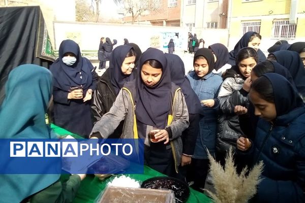 برپایی موکب شهادت حضرت فاطمه(س) در دبیرستان دخترانه نوید ناحیه ۵ مشهد