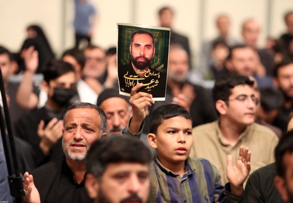 اقامه نماز رهبر انقلاب بر پیکر ۷ شهید راه قدس