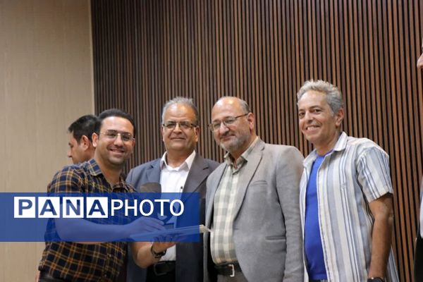 آیین تجلیل از اعضای ستاد سومین جشنواره استانی تئاتر خیابانی کودک و نوجوان‌ در دلیجان