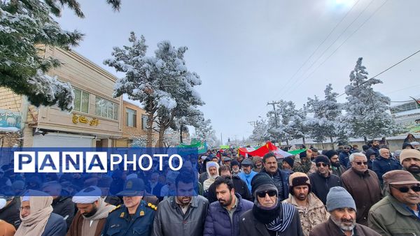 حضور پر شور فرهنگیان و دانش آموزان در کنار مردم ولایتمدار شهرستان صالح آباد در یوم الله ۲۲بهمن