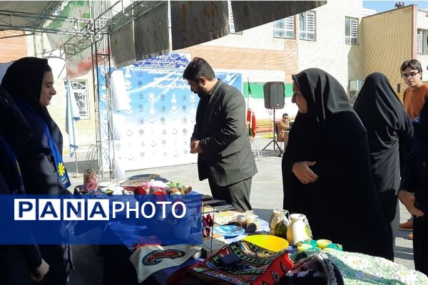 اولین نمایشگاه ماها در دبیرستان فرزانگان ۲ دوره دوم ناحیه ۷ مشهد