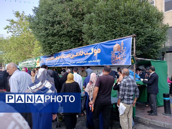 مردم شهر مشهد در روز ولادت امام رضا به خوبی از مردم پذیرایی کردند