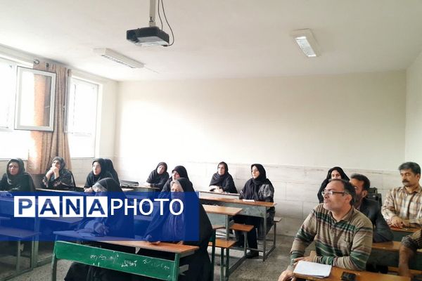 جلسات آموزشی در دبیرستان شاهد علامه طباطبایی ناحیه 2 شهرری 