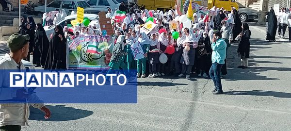 برگزاری راهپیمایی ۱۳ آبان روز دانش‌آموز در شهرستان فیروزکوه 