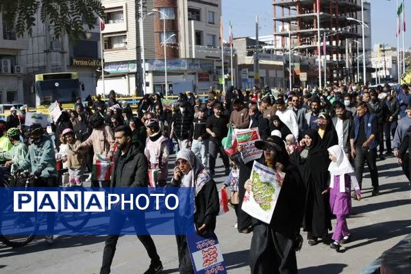 حضور پرشور دانش‌آموزان گچساران در راهپیمایی ۲۲ بهمن