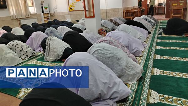اقامه نماز جماعت ظهر و عصردر دبیرستان شهید مجید دهنوی 