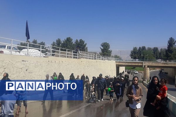 جاماندگان اربعین حسینی در  راهپیمایی حرم تا حرم نیشابور 