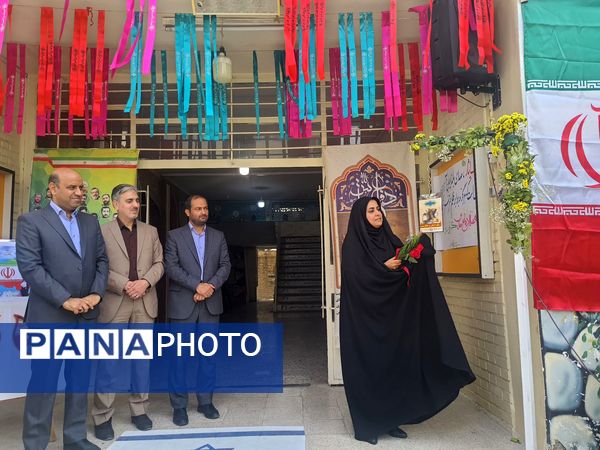 مراسم باشکوه زنگ ایثار و مقاومت در مدرسه شاهد تکتم ناحیه ۳