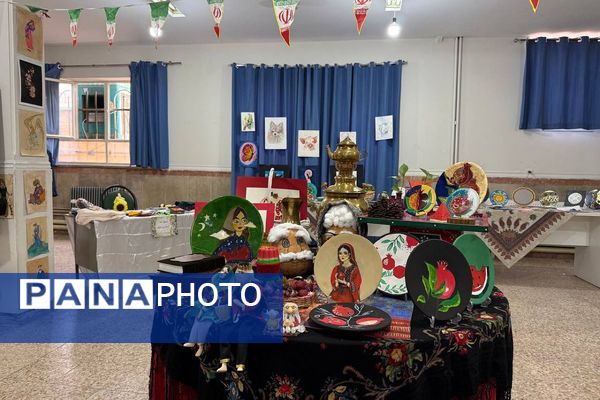 آیین افتتاحیه نمایشگاه هنری «ماها» در هنرستان شهید تاجیک بهارستان‌دو