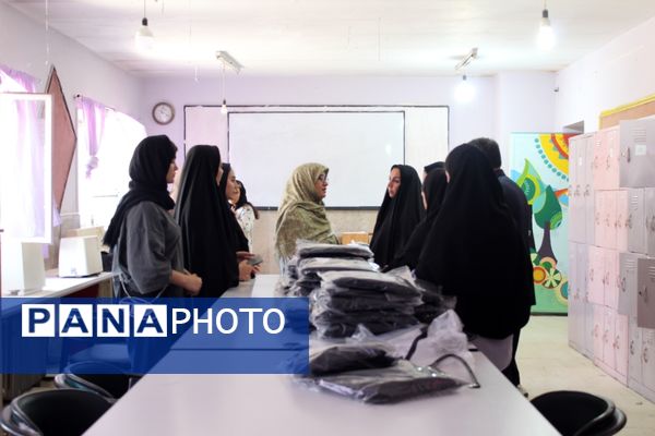 هنرستانی ها در نقش تولید کننده،دوخت لباس فرم دانش آموزان به دست هنرستانی های قدس
