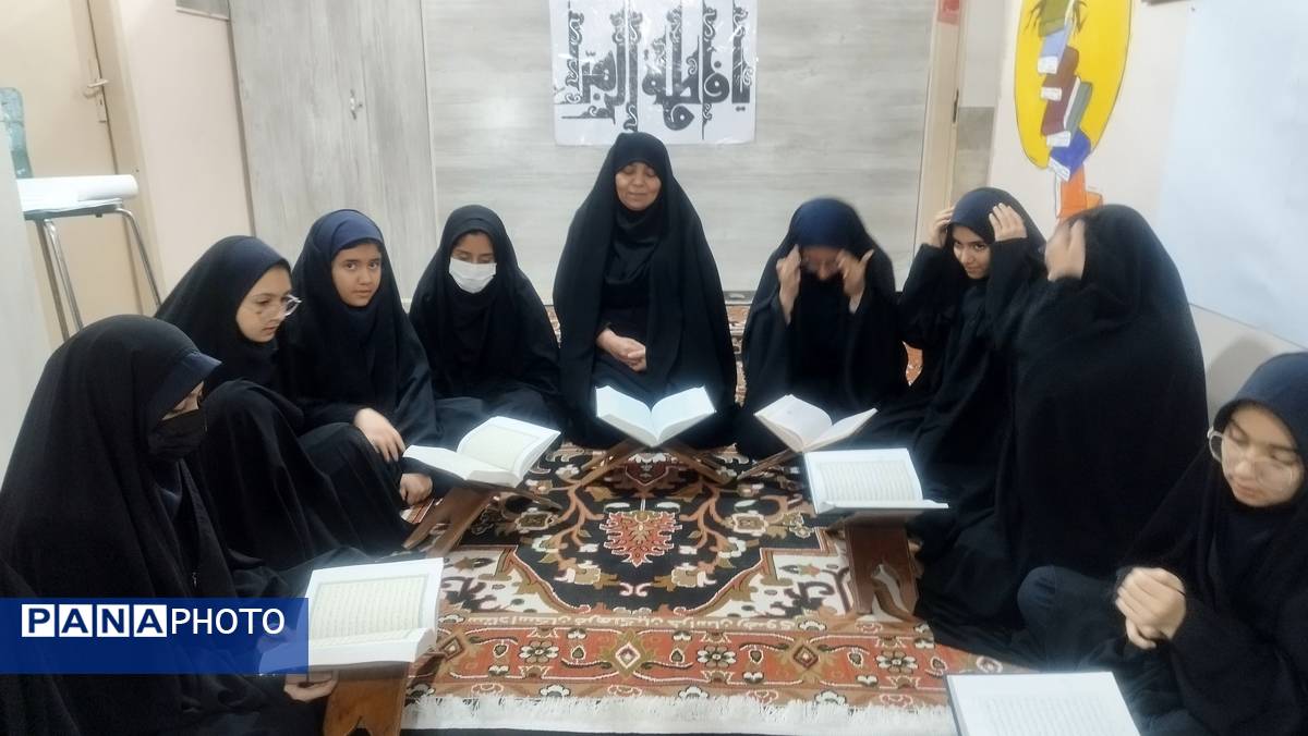 محفل انس با قرآن در دبیرستان شاهد تکتم