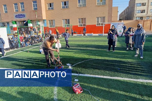 هیجان پرتاب موشک آبی در هفته هوافضا با حضور دانش‌آموزان در پژوهشسرای خواجه نصیرالدین طوسی