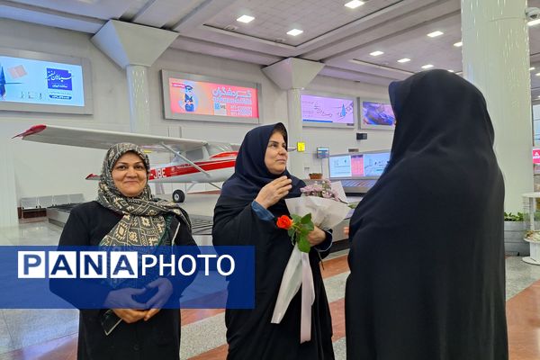 استقبال از زائران حرم امام رئوف در فرودگاه شیراز