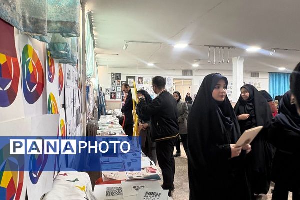 نمایشگاه دست‌سازه‌های خلاق در هنرستان تقوی‌پیشگان بهارستان۲