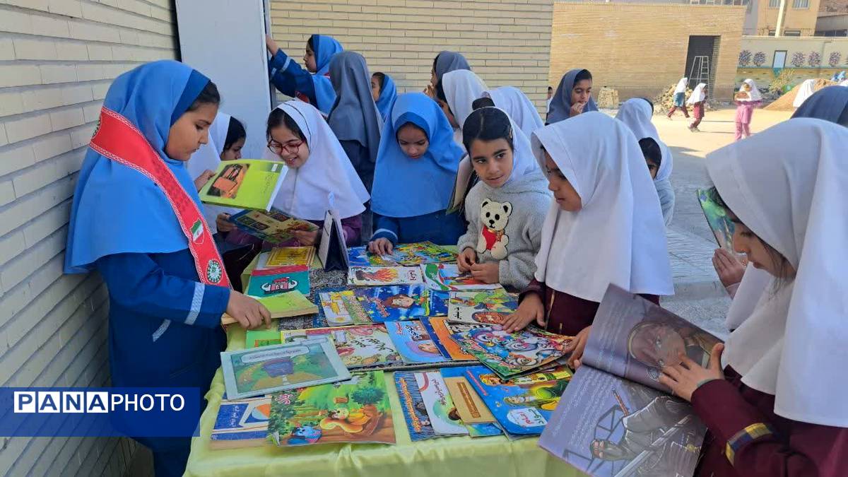 کافه کتاب در دبستان دخترانه ام‌البنین؛ زنگ تفریح با طعم کتاب و دوستی