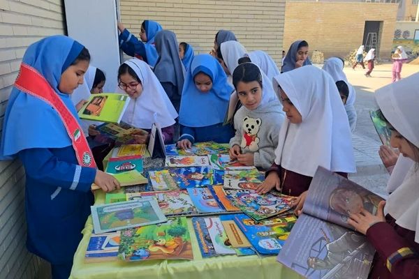 کافه کتاب در دبستان دخترانه ام‌البنین؛ زنگ تفریح با طعم کتاب و دوستی