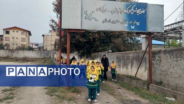 دوستی دانش‌آموزان با کتاب به‌مناسبت هفته‌ کتاب‌ و‌ کتابخانی