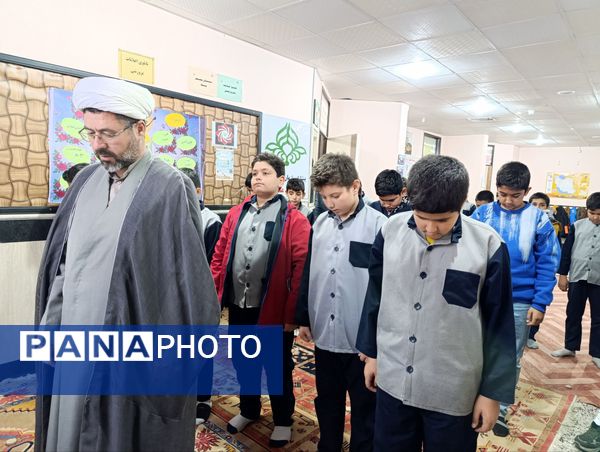 برگزاری نماز جماعت و محفل انس با قرآن در دبستان معلم 2 آشخانه 