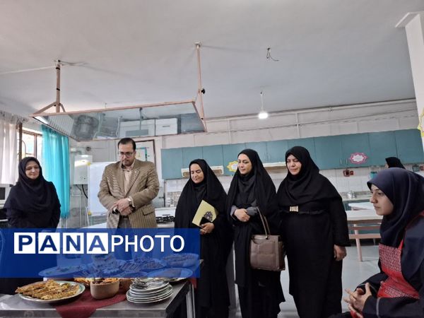 نمایشگاه دستاوردهای خلاقانه در هنرستان دخترانه دکتر مولوی