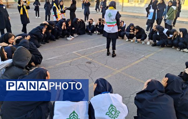 اجزای مانور زلزله تمام تشکیلاتی در دبیرستان مدرس تبریز 