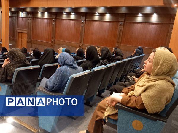 اولین مجمع عمومی انجمن اولیا ومربیان دبیرستان آرمینه مصلی نژاد ناحیه ۶