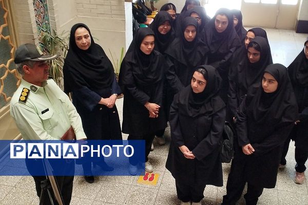 برگزاری نمایشگاه شناخت خطرات و آسیب های جامعه به مناسبت هفته نیروی انتظامی در دبیرستان صدیقه طاهره ناحیه یک شهرری