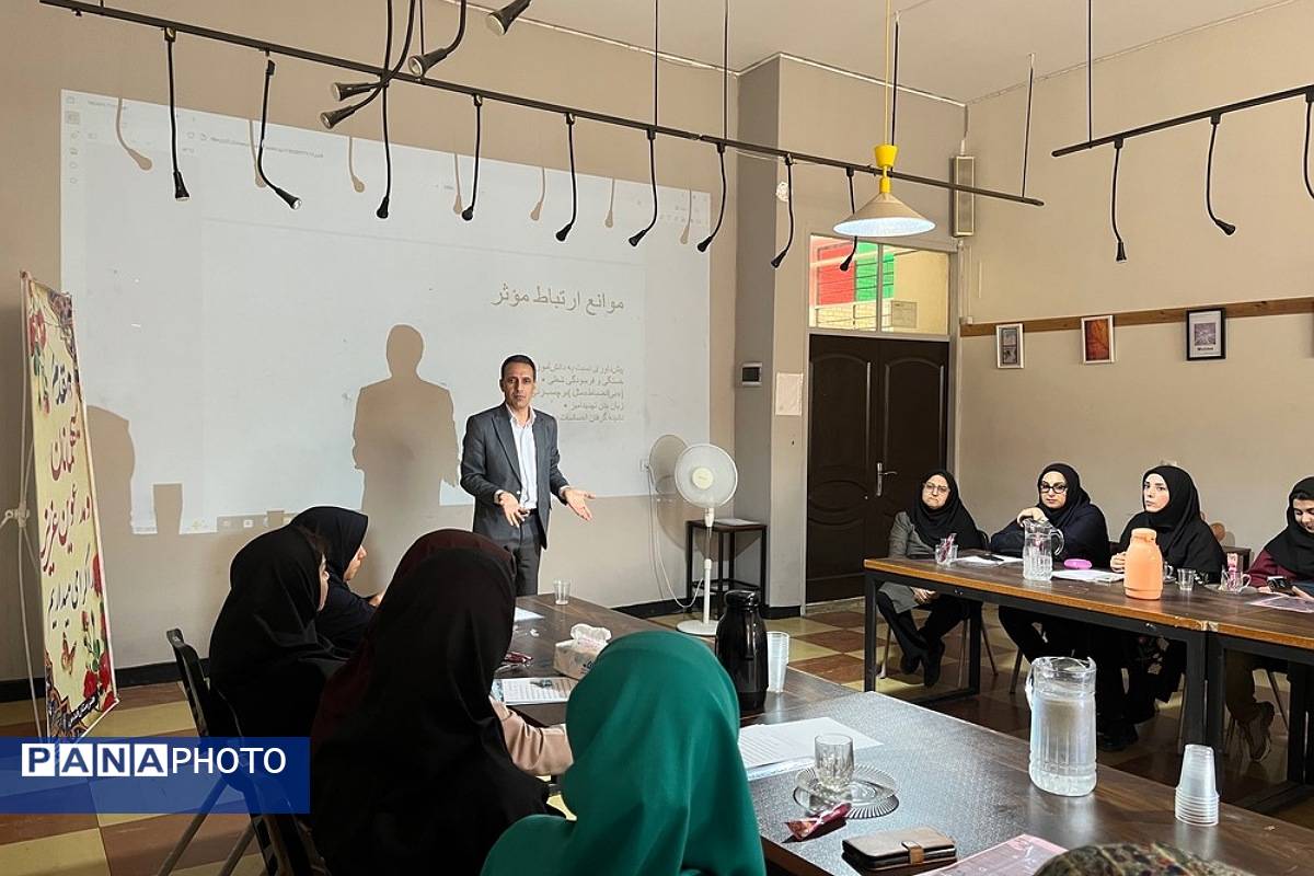 کارگاه آموزشی «مهارتهای برقراری ارتباط با نوجوان » در هنرستان قدس ناحیه دو شهرری