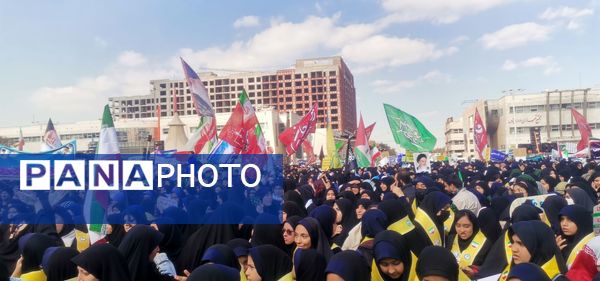 حضور پرشور دانش آموزان مشهد مقدس در راهپیمایی یوم‌الله ۱۳ آبان 
