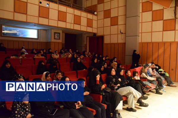 اجرای تئاتر سیاه و سفید به‌مناسبت شهادت حضرت زهرا(س) در کانون پرورش فکری کودکان و نوجوانان البرز