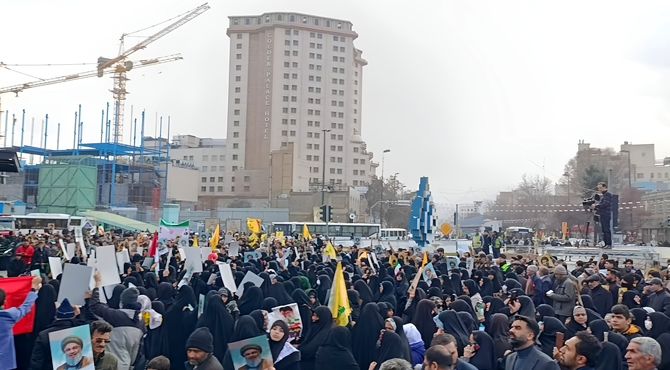 اجتماع مردمی همزمان با مراسم تشییع پیکر شهدای مقاومت در میدان بسیج مشهد