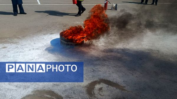 آموزش ایمنی و اطفای حریق برای دانش‌آموزان دبیرستان فرهنگیان