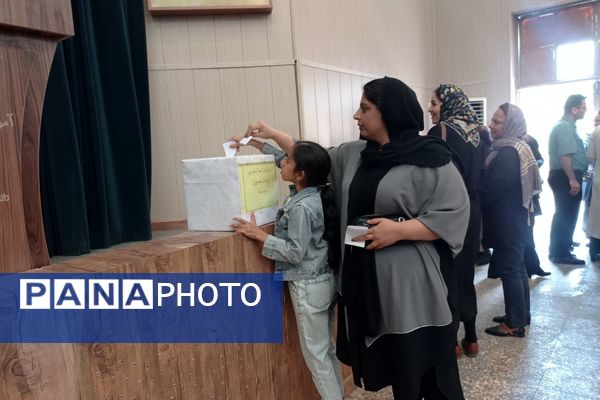 جلسه انجمن اولیا و مربیان دبیرستان پویش در تالار معلم شیراز